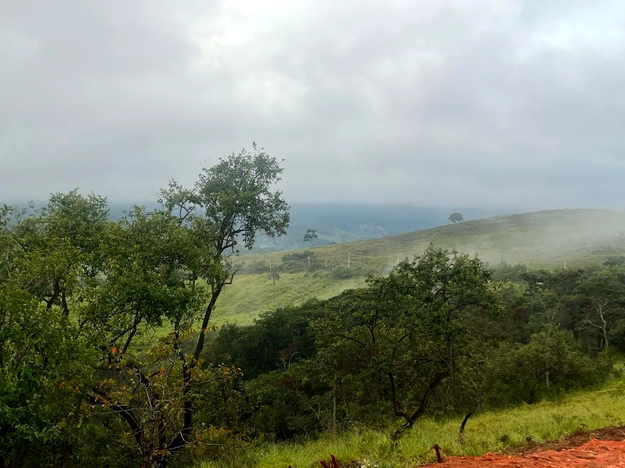 A gleba vista do alto, com a serra ao fundo