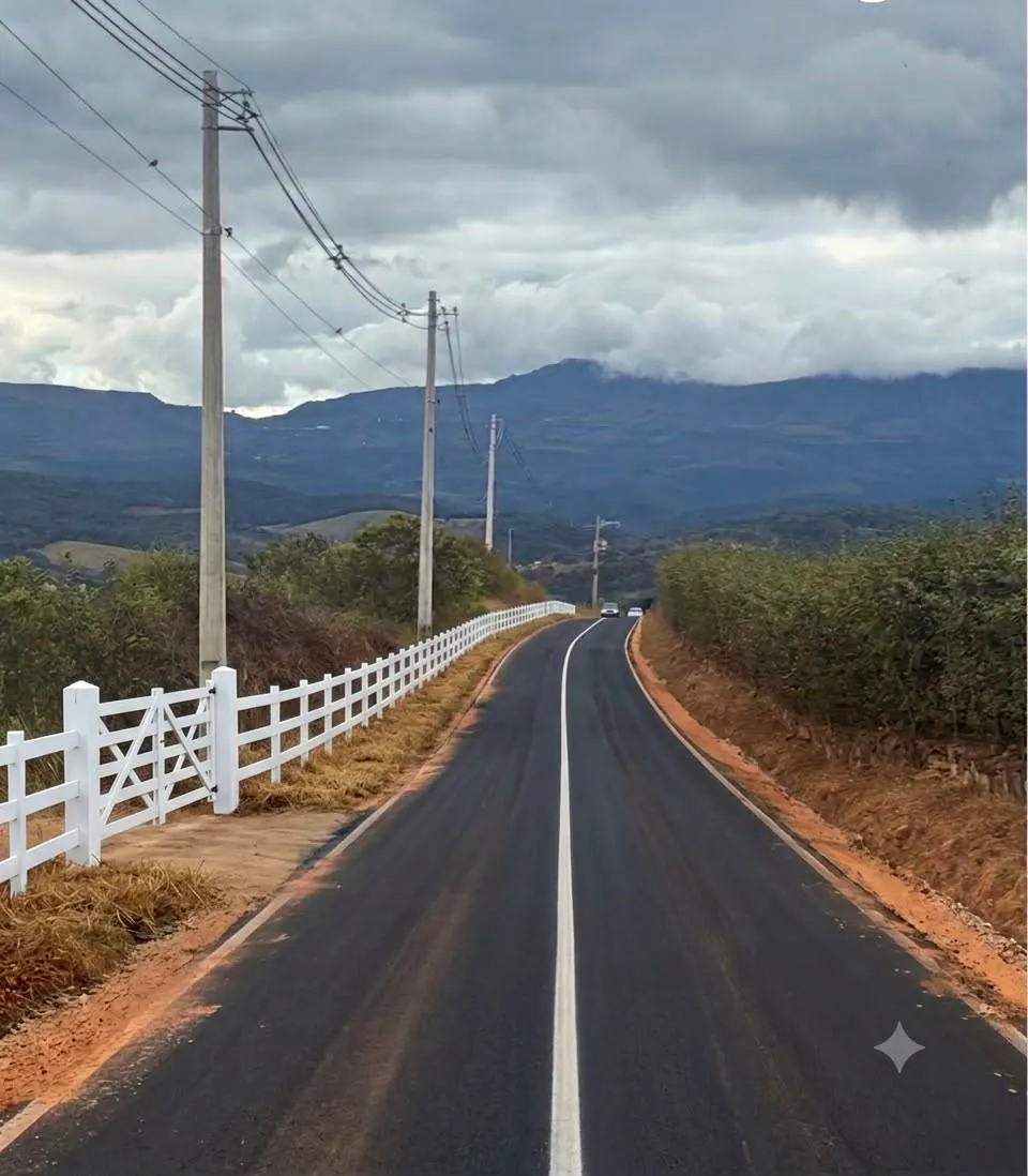 Acesso asfaltado com rede elétrica — OP-240