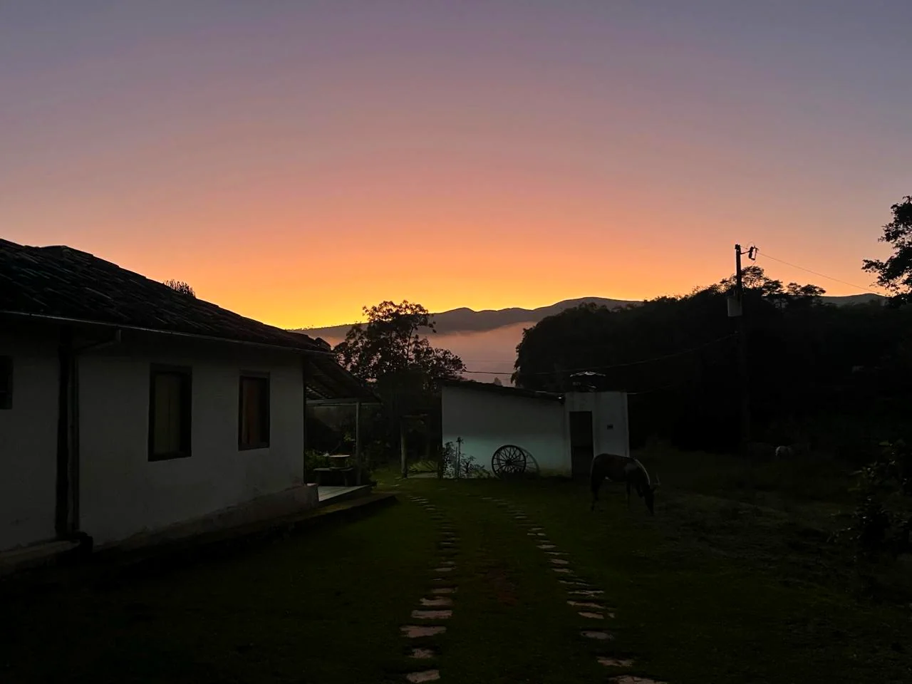 Amanhecer na sede da fazenda